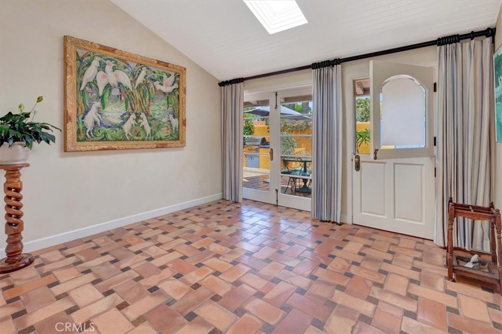 537 Vista Grande, Newport Beach, CA 92660 — MLS #NP26137040 — photo 11 of 39