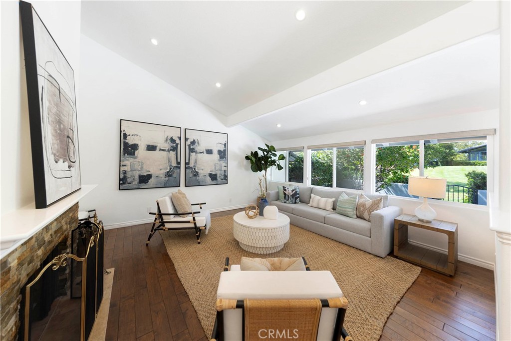 2102 Vista Entrada, Newport Beach, CA 92660 — MLS #NP26091602 — photo 4 of 36