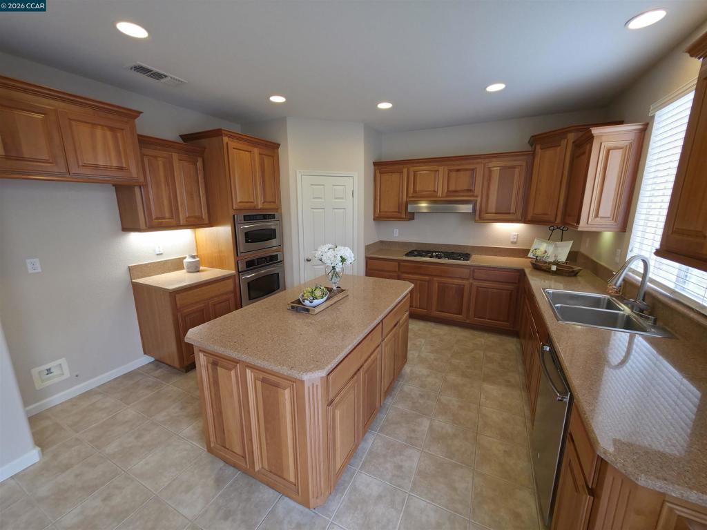 8625 Livingston Way, Discovery Bay, CA 94505-2669 — MLS #41128922 — photo 16 of 31