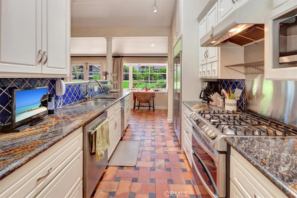 537 Vista Grande, Newport Beach, CA 92660 — MLS #NP26137040 — photo 18 of 39