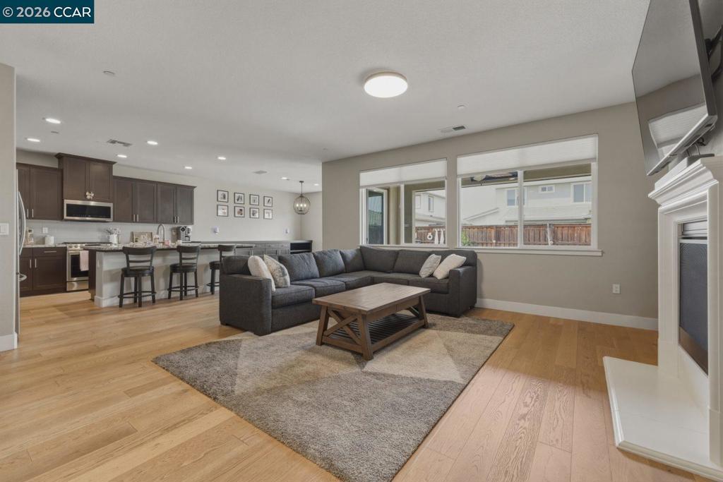 9261 Shearwater Cir, Discovery Bay, CA 94505 — MLS #41132843 — photo 5 of 45