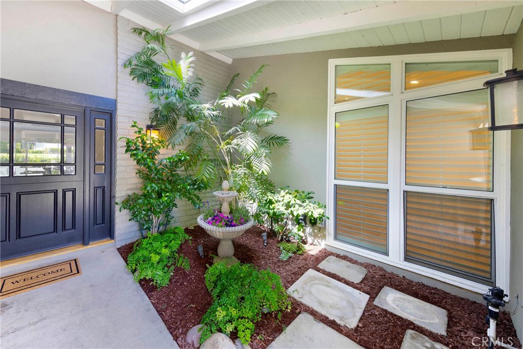 2102 Vista Entrada, Newport Beach, CA 92660 — MLS #NP26091602 — photo 3 of 36