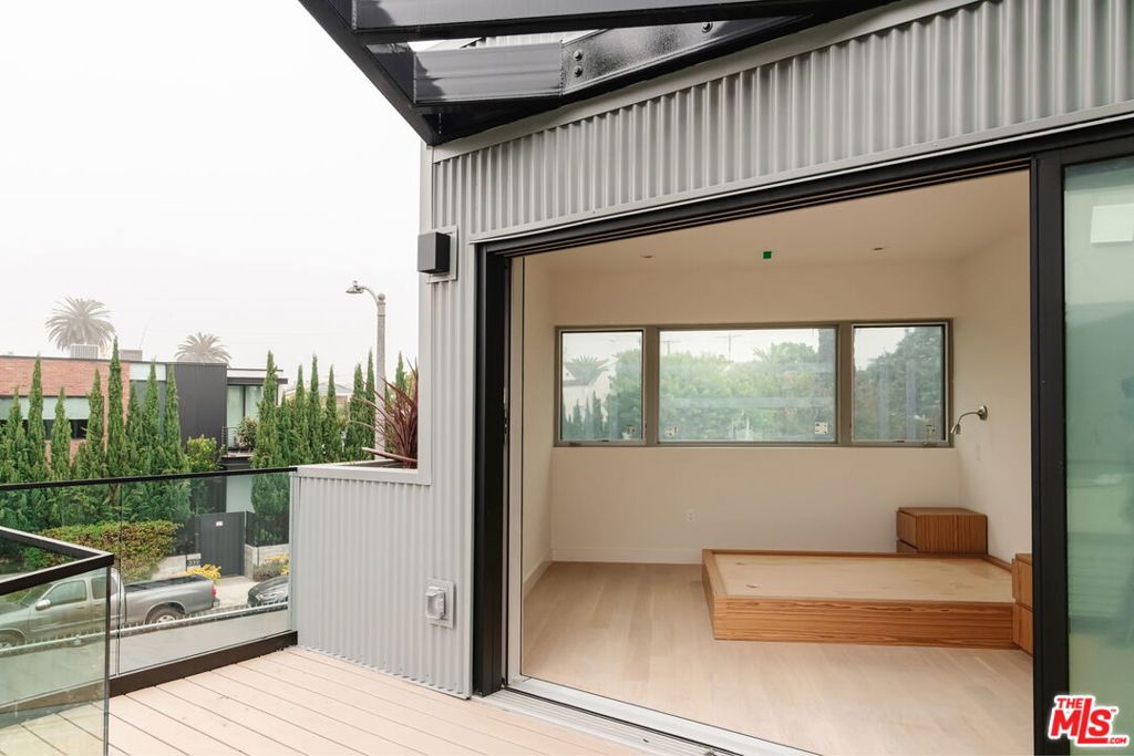 340 Indiana Ave, Venice, CA 90291 — MLS #26668013 — photo 12 of 20