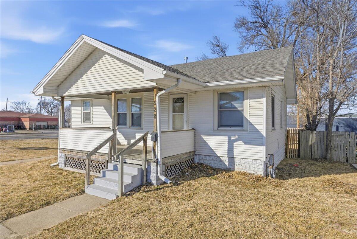 1528 Avenue B, Council Bluffs, IA 51501 — MLS #26-236 — photo 2 of 22