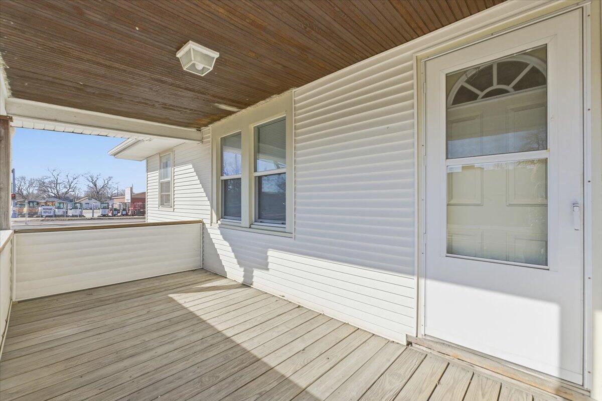1528 Avenue B, Council Bluffs, IA 51501 — MLS #26-236 — photo 4 of 22