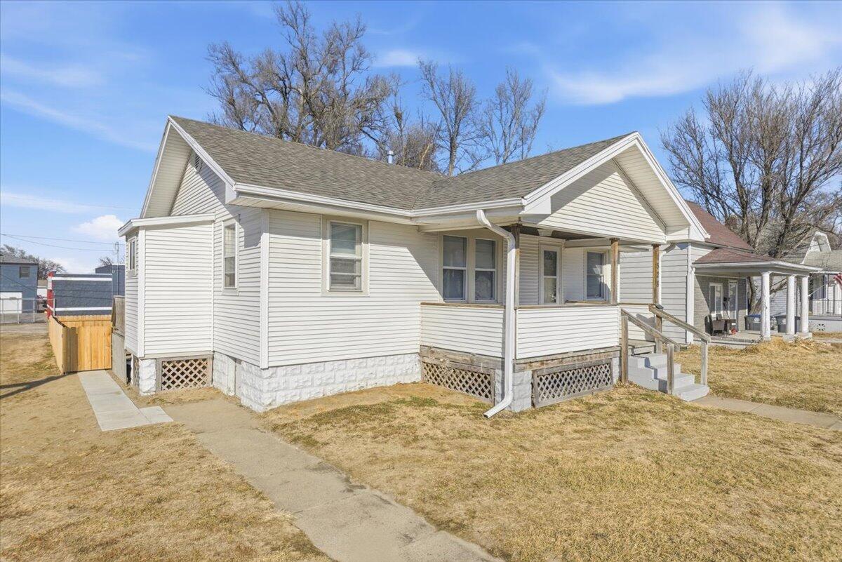 1528 Avenue B, Council Bluffs, IA 51501 — MLS #26-236 — photo 3 of 22
