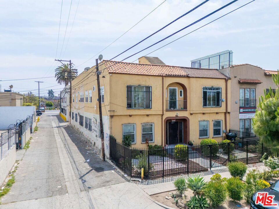 1014 W 57th Street, Los Angeles, CA 90037 — MLS #26835457 — photo 2 of 10