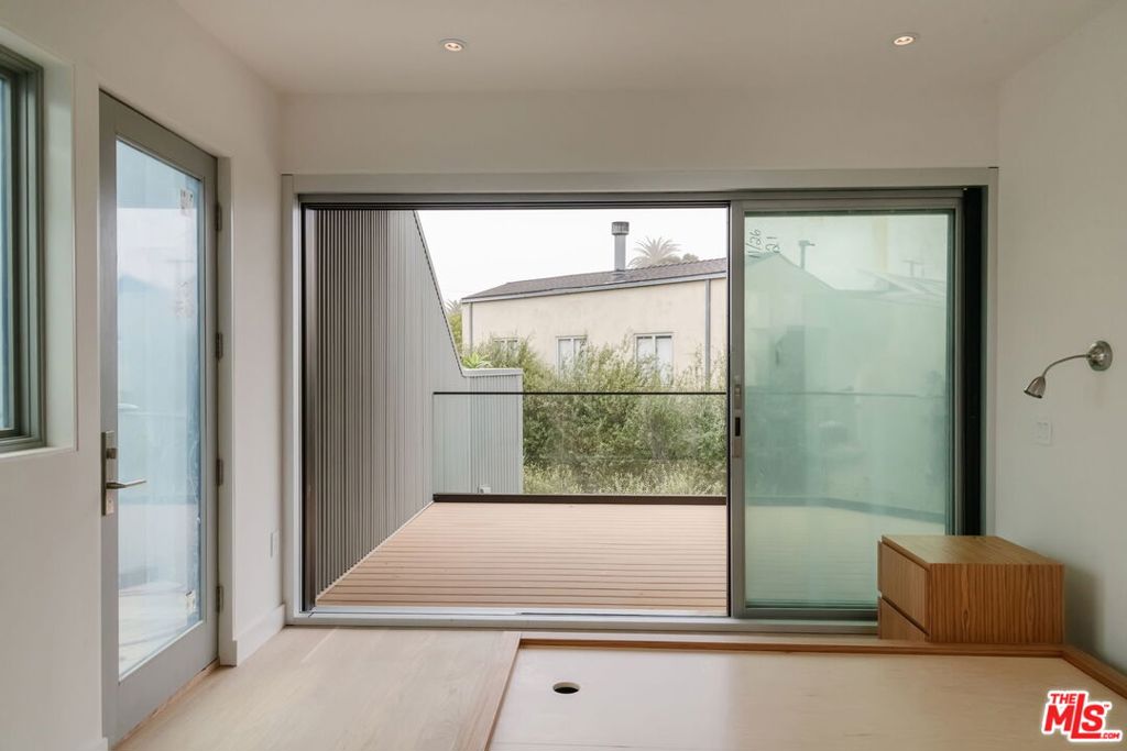 340 Indiana Ave, Venice, CA 90291 — MLS #26668013 — photo 16 of 20