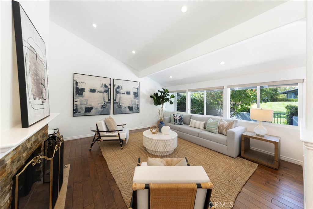 2102 Vista Entrada, Newport Beach, CA 92660 — MLS #NP26091602 — photo 2 of 32
