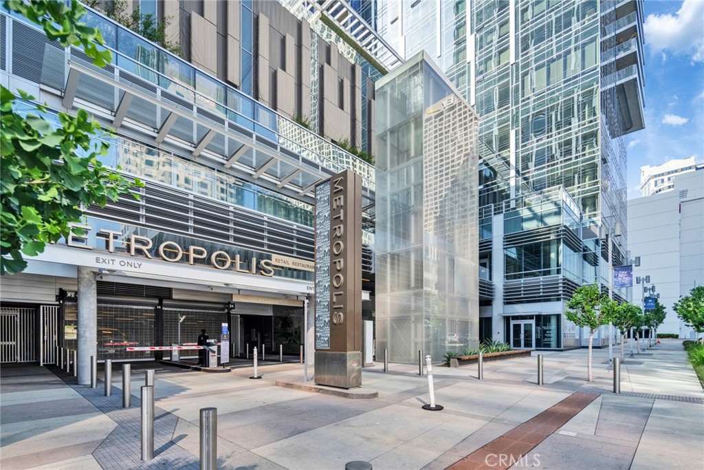 877 Francisco St Unit 805, Los Angeles, CA 90017 — MLS #TR26102986 — Main listing photo