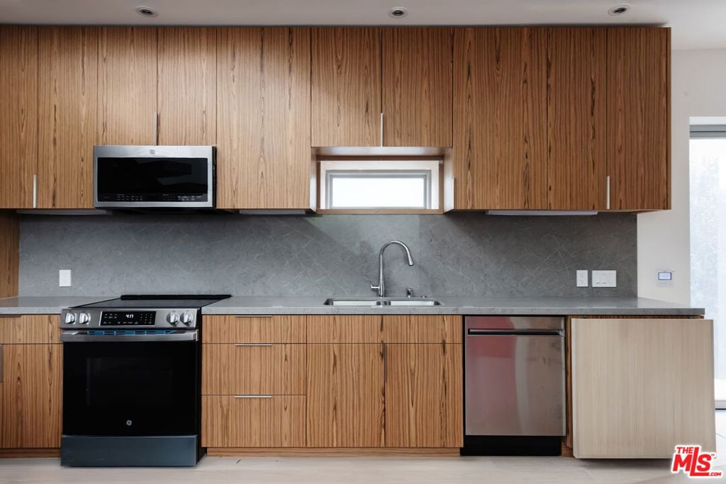 340 Indiana Ave, Venice, CA 90291 — MLS #26668013 — photo 10 of 20