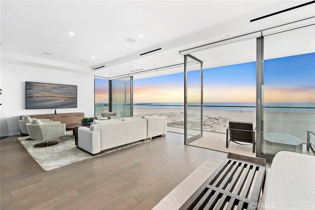 2108 E Oceanfront, Newport Beach, CA 92661 — MLS #NP24009705 — photo 14 of 26