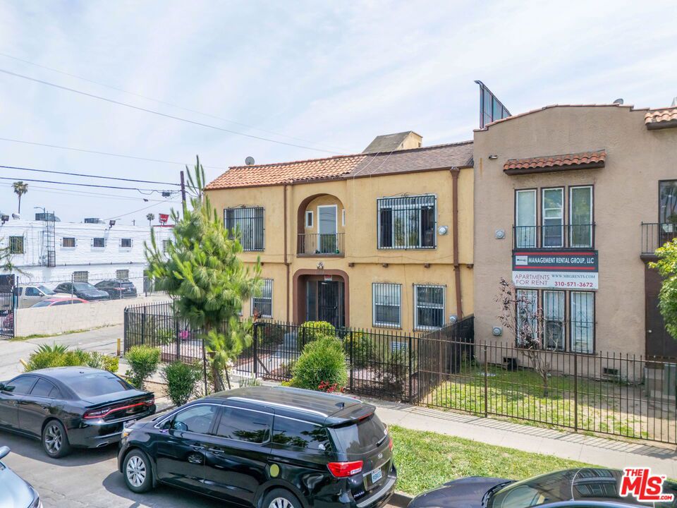 1014 W 57th Street, Los Angeles, CA 90037 — MLS #26835457 — photo 3 of 10