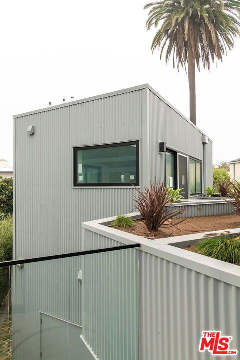340 Indiana Ave, Venice, CA 90291 — MLS #26668013 — photo 8 of 20