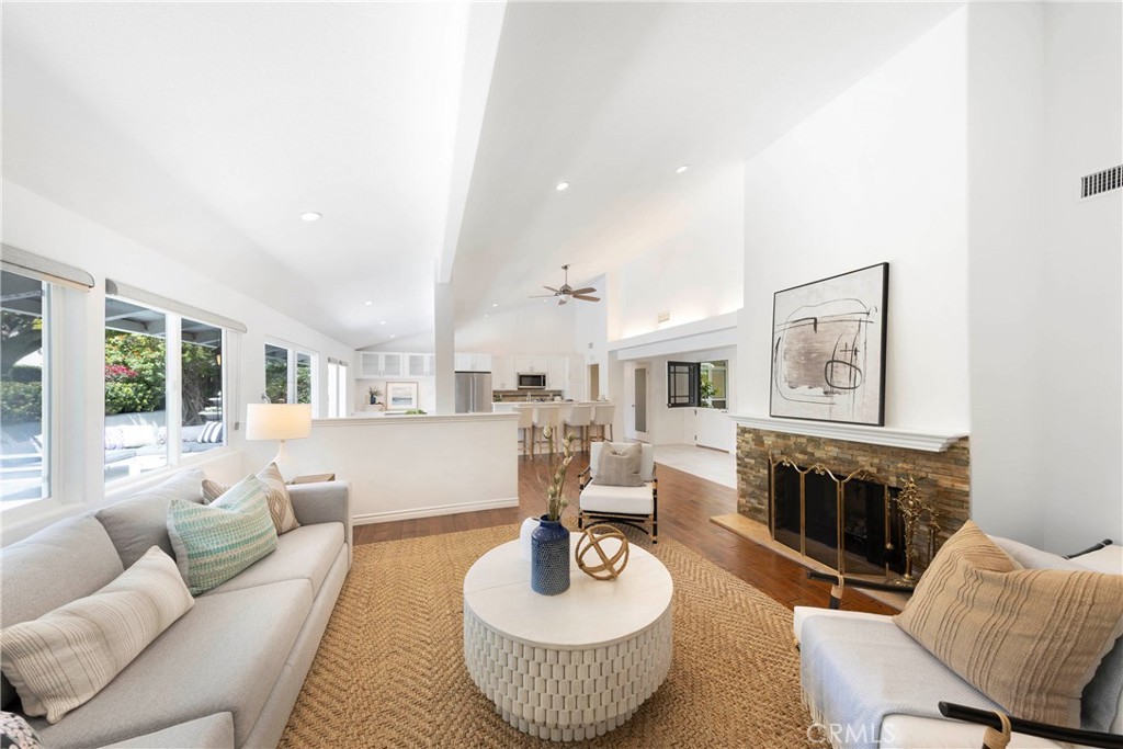 2102 Vista Entrada, Newport Beach, CA 92660 — MLS #NP26091602 — photo 5 of 32