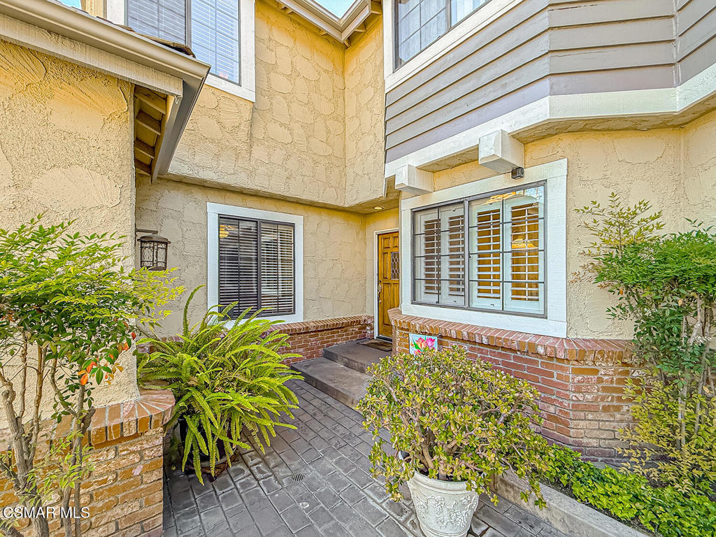 29717 Strawberry Hill Drive, Agoura Hills, CA 91301 — MLS #226002167 — photo 3 of 48